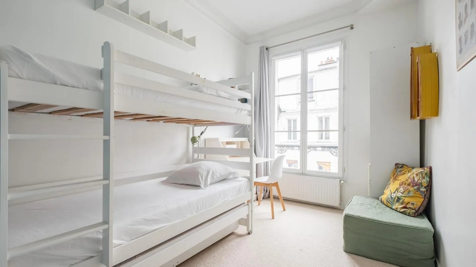 Veeve - Flowers In Saint-martin Apartment