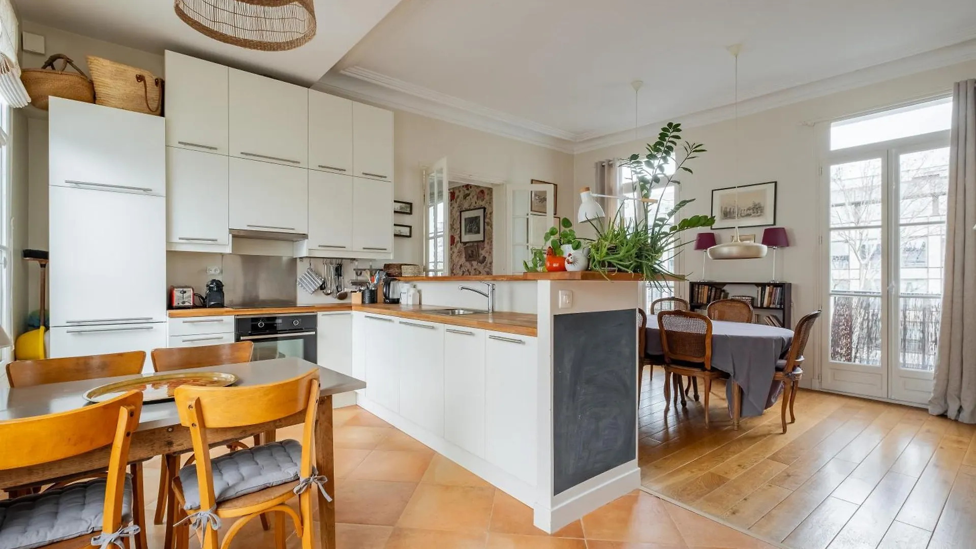 Veeve - Flowers In Saint-martin Apartment Paris
